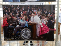 Konin: otwarto wystawę fotograficzną „Człowiek i Wiara”